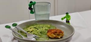 MACARÃO COM MOLHO VERDE DO HULK E NUGGETS DE FRANGO